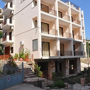 Nikos Hotel And Apartments